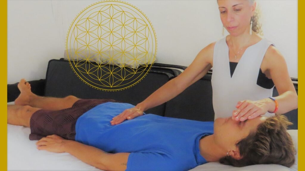 Un client recevant une séance de guérison vibratoire avec Naama Gabbay, ressentant un impact profond sur son équilibre et son énergie.