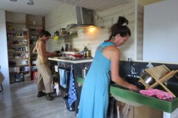 Chefs de l’Académie Holistique préparant de délicieux repas végétariens pour nourrir le corps et l’esprit des étudiants pendant leur formation holistique