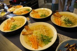 Équipe culinaire de l’Académie Holistique préparant des plats végétariens sains pour soutenir l’énergie, l’apprentissage et le bien-être des participants