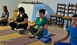Entraînement quotidien à l’Académie Holistique avec yoga et méditation pour développer la capacité des étudiants à donner des séances de guérison