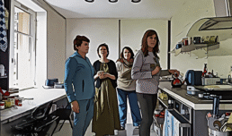 Ambiance matinale à l’Académie Holistique avec les étudiants préparant pour le petit-déjeuner et renforçant l’esprit communautaire