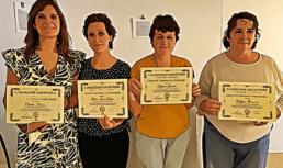 Diplômés célébrant leur certification de Coach et Thérapeute Holistique après un programme transformateur de 21 jours à l’Académie Holistique
