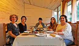 Chefs cuisinant des plats frais végétariens pour les étudiants lors de la formation de Coach et Thérapeute Holistique à l’Académie Holistique